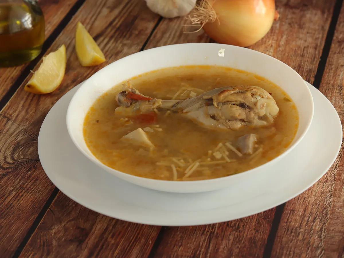 Sopa de pollo de la abuela