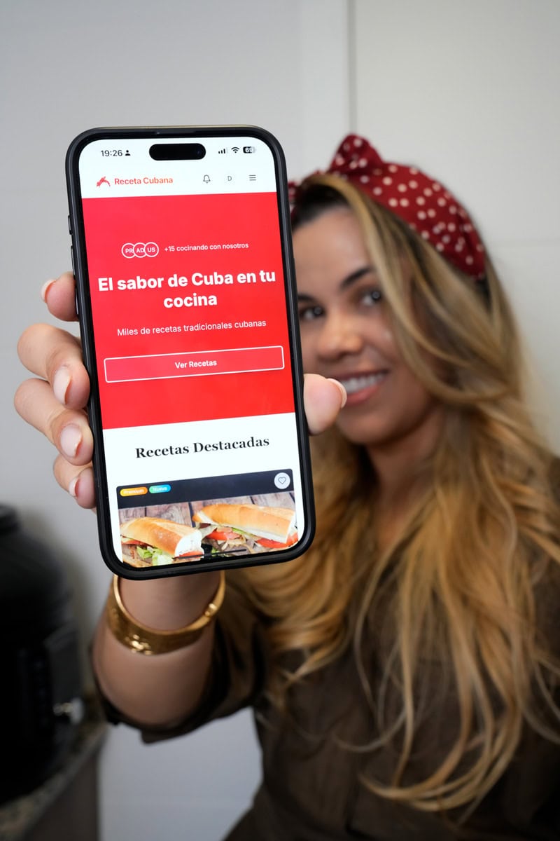 Dailis mostrando la app Receta Cubana en su móvil
